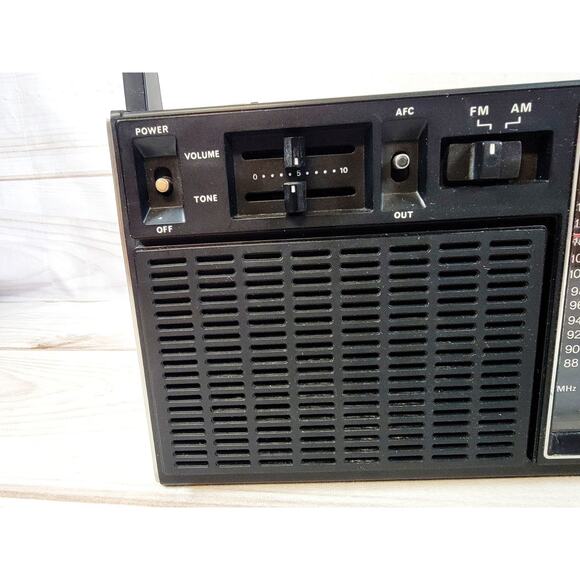Realistic AM/FM Portable Radio Model 12-665 By Radio Shack Vintage - Picture 4 of 16